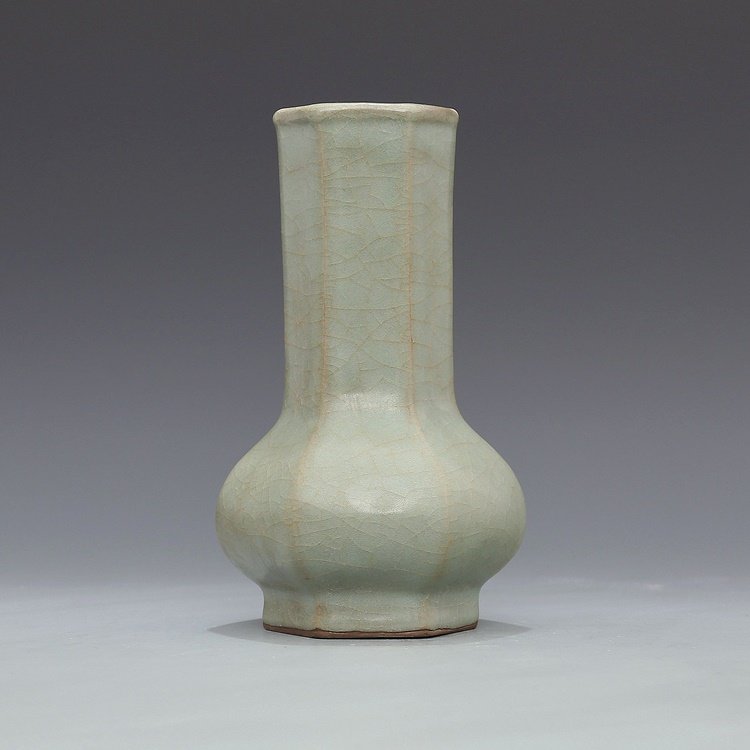 Hexagonal Vase with Blue Glaze in Song Dynasty (1 of 7)