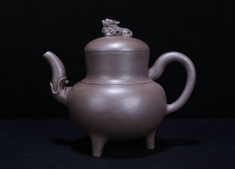 Purple Sand Single-hole Old Teapot in Qing Dynasty: Dimensions：Capacity: 400cc or more