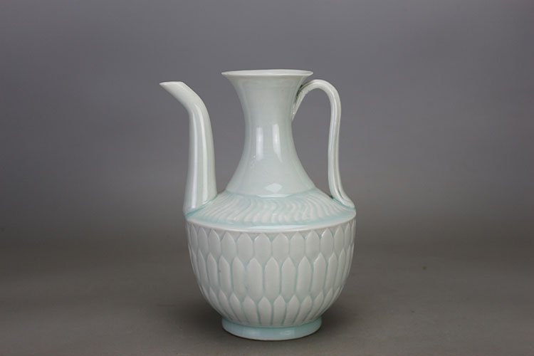 Song dynasty green glaze lotus pattern hand pot (1 of 5)