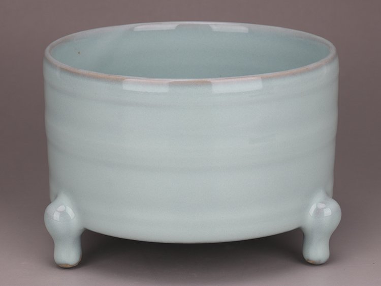 Song Dynasty porcelain incense burner (1 of 5)