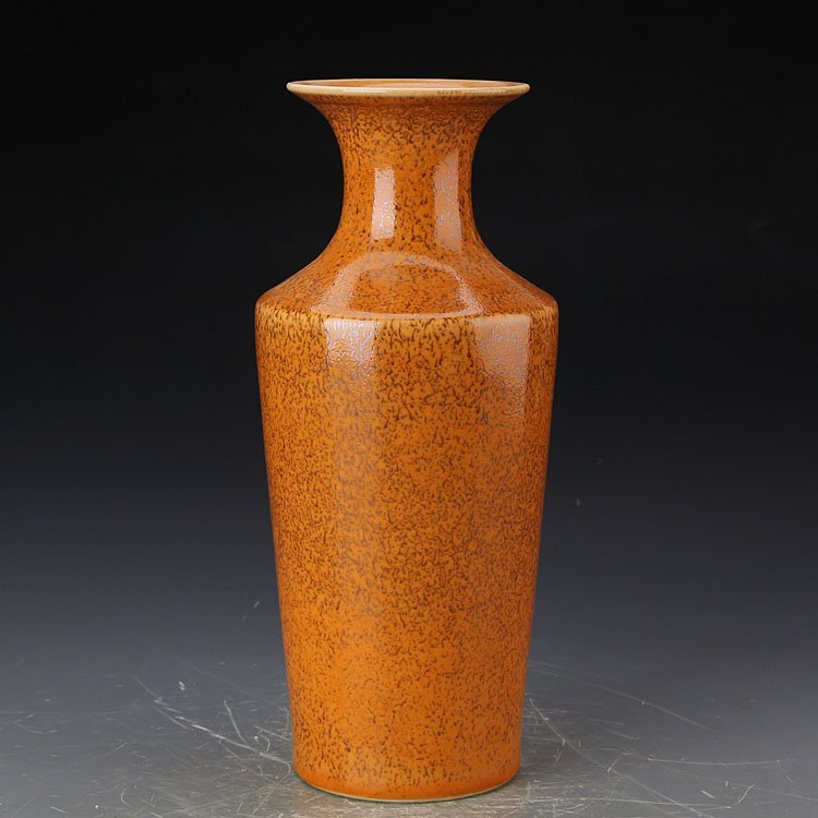 Yellow glazed porcelain bottle in the Qing Dynasty (1 of 7)