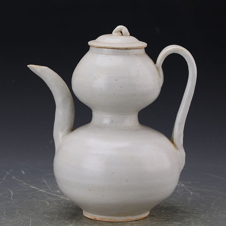 Song Dynasty white porcelain gourd teapot (1 of 8)