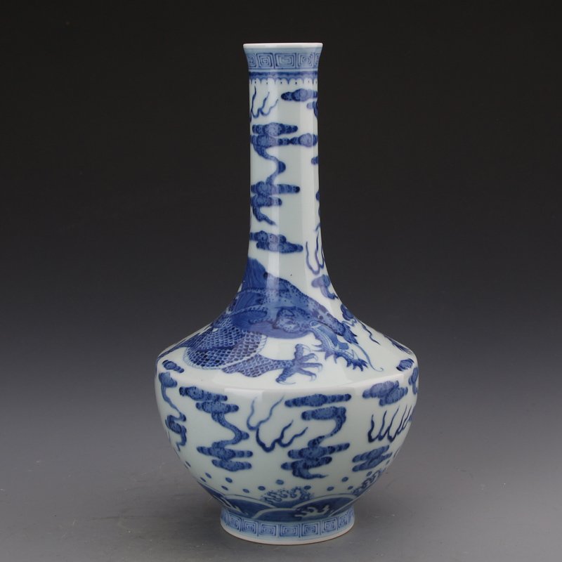 Qing Dynasty Blue and White Dragon grain Bottle (1 of 9)