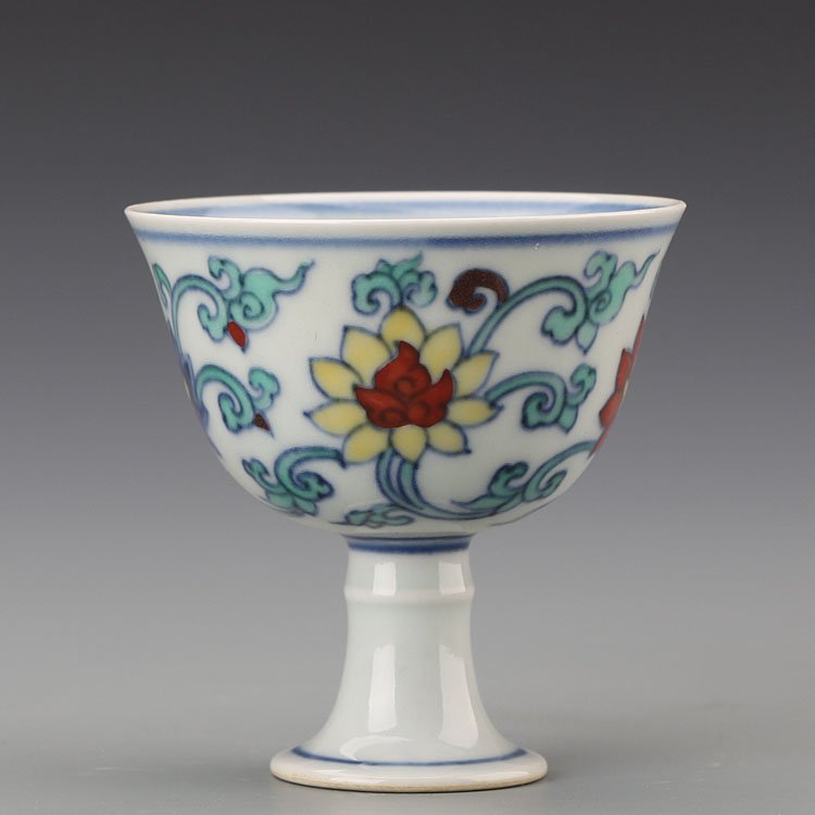 Ming Dynasty colored porcelain goblet: Ming Dynasty colored porcelain goblet Size: height 8cm（3.1 in）diameter 8cm(3.1 in)
