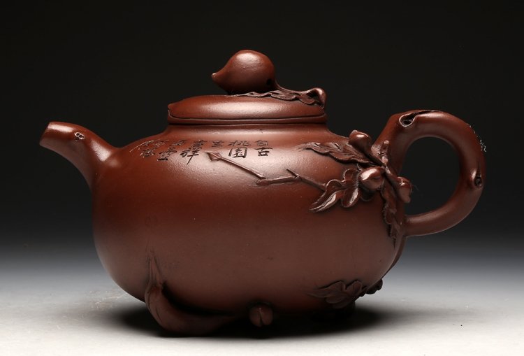 Qing Dynasty purple sand carving teapot: Qing Dynasty purple sand carving teapot Dimensions：Capacity 760cc