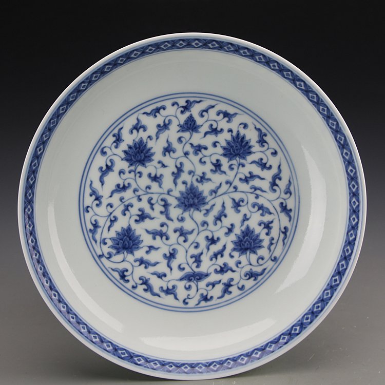 Ming Dynasty blue and white porcelain plate: Ming Dynasty blue and white porcelain plate Dimensions：25 cm（9.8 in） diameter