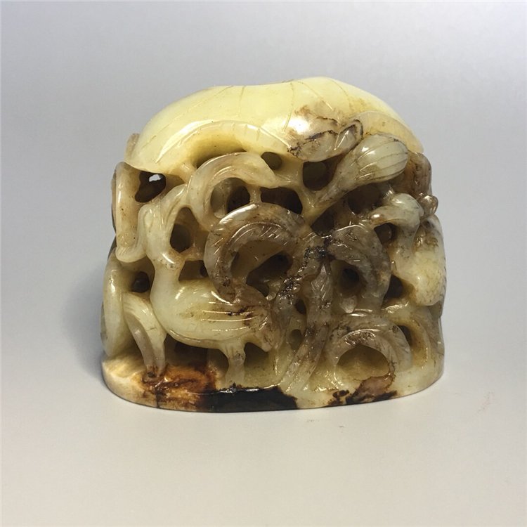 Liao Dynasty Hetian jade carving furnace top: Liao Dynasty Hetian jade carving furnace top Dimensions：Size: 6.8cm（2.6 in）x5.2cm（2 in）x0.4cm（0.2 in）, weighs 221g