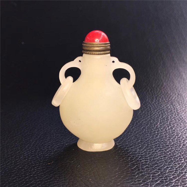 Hetian Jade Snuff Bottle in Qing Dynasty (1 of 8)