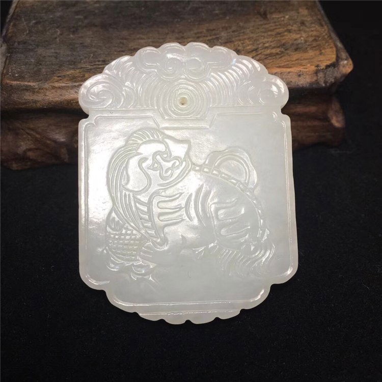 Qing Dynasty Hetian jade lion pendant (1 of 9)