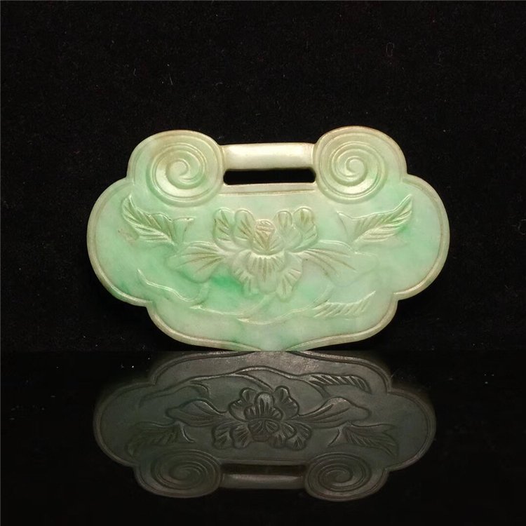 Qing Dynasty jade pendant (1 of 8)
