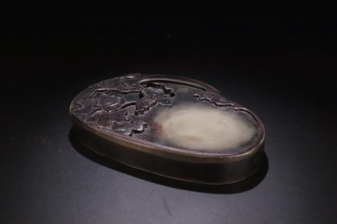 Qing Dynasty jade belt stone lotus pool inkstone (1 of 9)