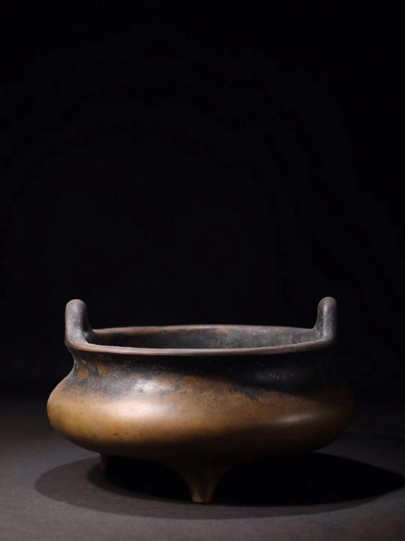 Qing Dynasty binaural three-legged incense burner (1 of 9)
