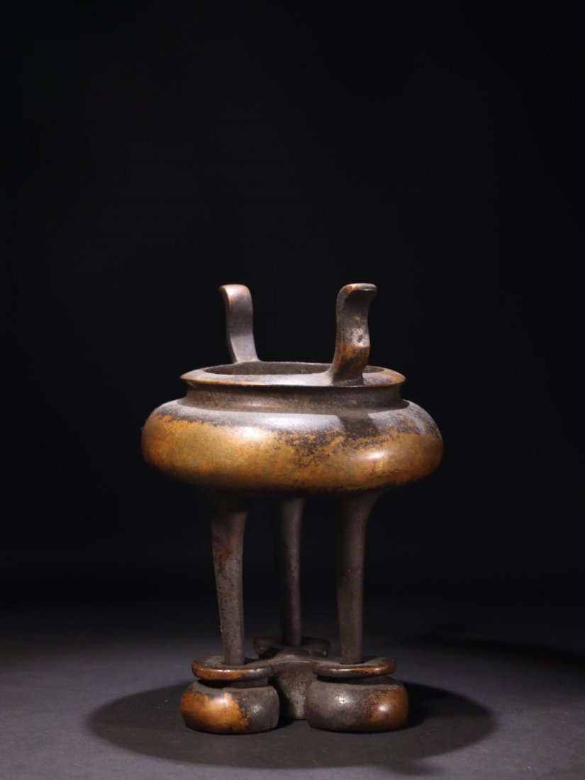 Bronze Tripod Censer with mark: Bronze Tripod Censer with mark Size: height 16.2cm(6.3 in) belly diameter 11.1cm(4.3 in) weight 1392.6g