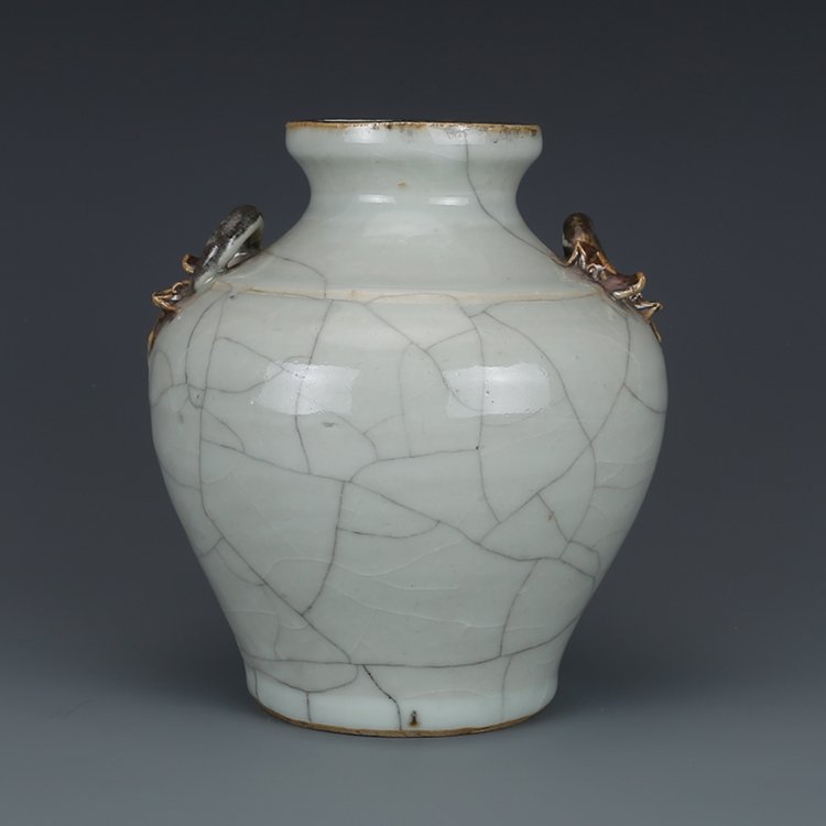 Ming Dynasty white glaze dragon ear jar (1 of 7)