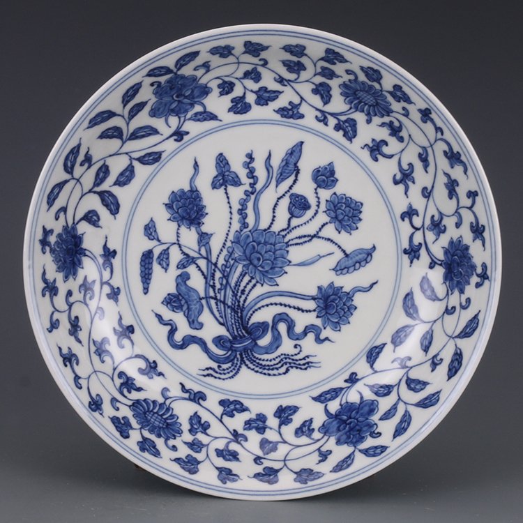 Ming Dynasty blue and white lotus disk: Ming Dynasty blue and white lotus disk Size: height 4.5CM(1.77 in) diameter 21Cm(8.2 in) bottom diameter 12.5CM(4.9 in)
