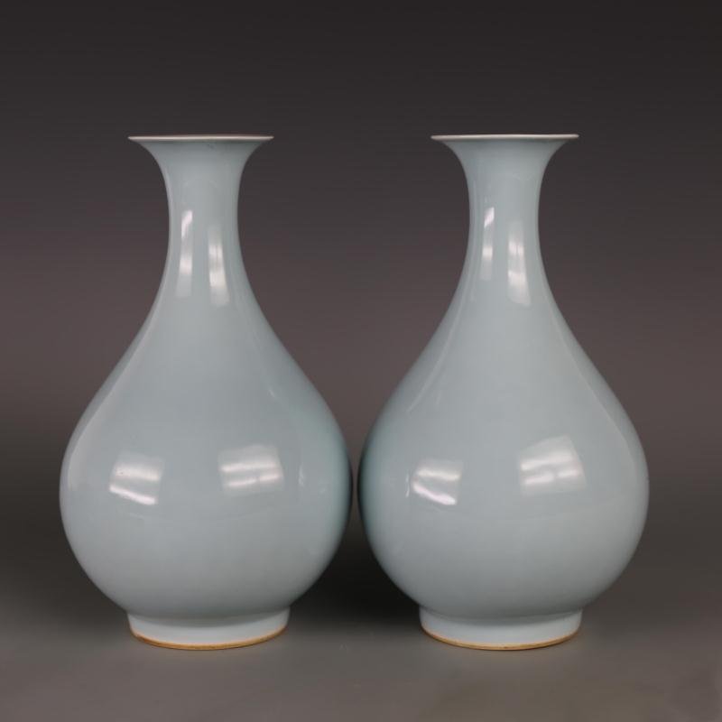 Qing Dynasty green glaze porcelain bottle (1 of 4)
