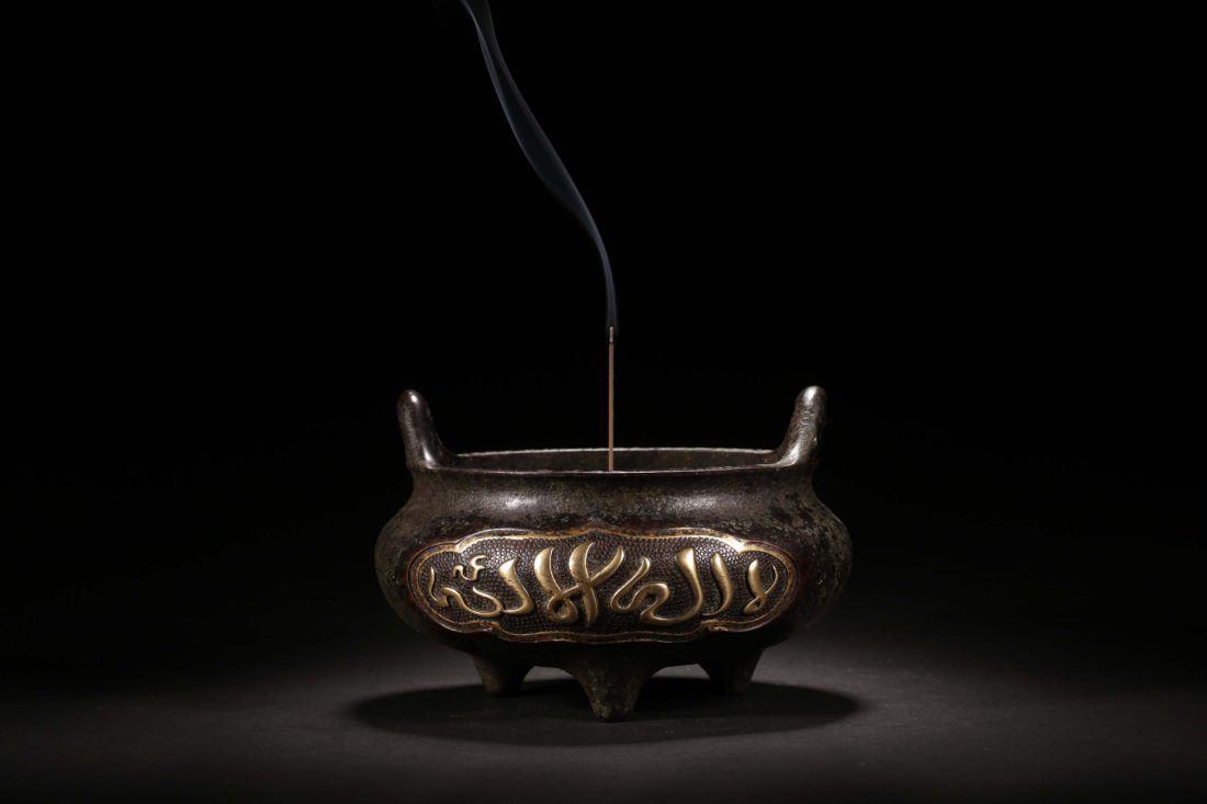 Qing dynasty Copper gilt Three-legged incense burner (1 of 9)