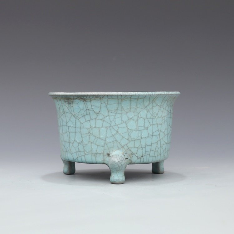 Song Dynasty blue glaze three-legged incense burner: Song Dynasty blue glaze three-legged incense burner Size: 9.20CM（3.6 in） high, 14.50CM（5.7 in） caliber, 11.00CM（4.3 in） belly diameter, 11.50CM（4.5 in&