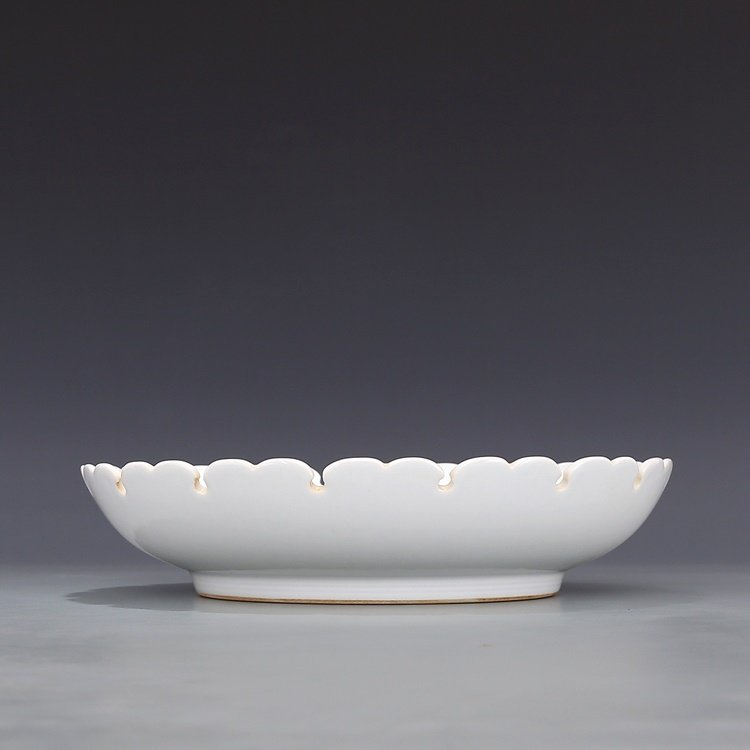 Ming Dynasty white glazed lotus plate: Ming Dynasty white glazed lotus plate Size: height 5.20CM(2 in) diameter 22.60CM(8.8 in) bottom diameter 13.80CM(5.4 in)Weight: 0.79KG