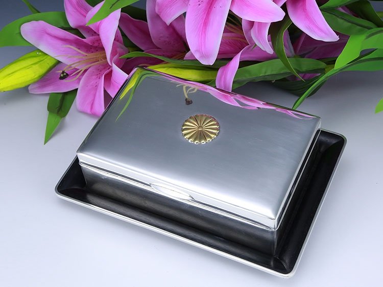 Japanese Meiji Emperor's Sterling Silver Cigar box: Japanese Meiji Emperor's Sterling Silver Cigar box Place of Origin:Japan Style Period: Meiji Period marker: Silver Weight: 1013 grams (total) Tobacco Box: 776g Tray: