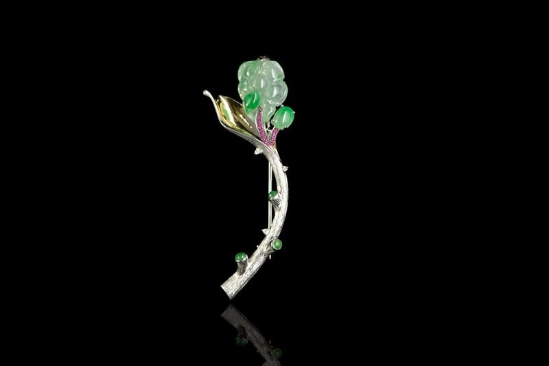 18K white gold with ruby emerald pendant: 18K white gold with ruby emerald pendant Size: Jade Size 1.25 * 1.6 cm Side Emerald 0.58 * 0.45 cm Weight 7.7 g