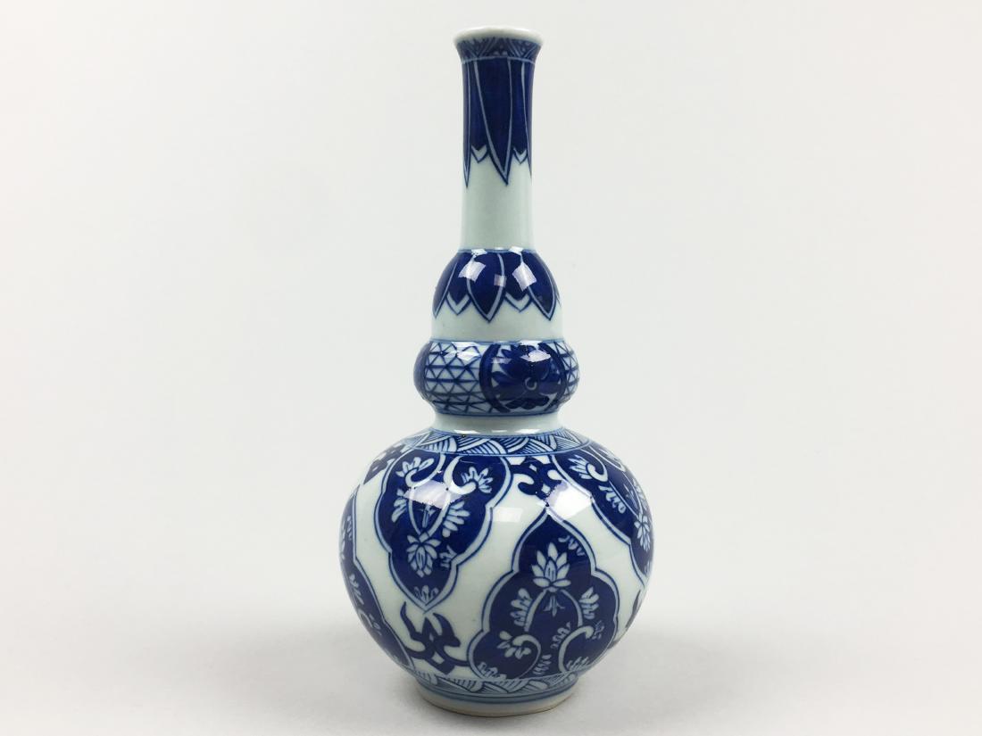 A FINE BLUE AND WHITE 'LOTUS' DOUBLE-GOURD VASE, QING (1 of 5)
