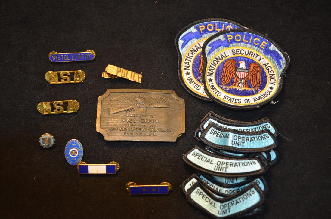 Police badges / assorted lot: This lot includes police badges, pins and a vintage belt buckle.