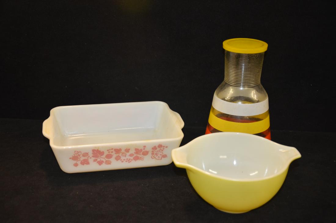 Pyrex and juice glass: This lot includes two pieces of vintage pyrex along with a vintage juice glass.