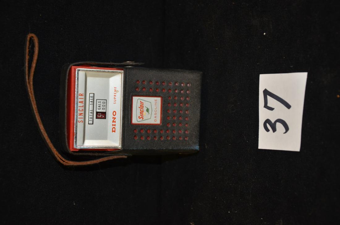 Sin clair Dino Transistor radio (1 of 2)