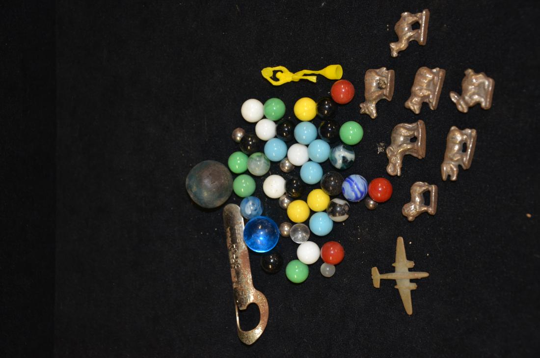 Marbles / Collectible lot: Up for auction is a lot of marbles / small figurines/collectibles