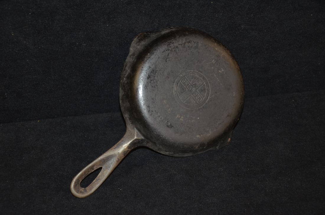 Griswold Cast Iron Skillet: Up for auction is a Griswold Cast Iron skillet in good condition.