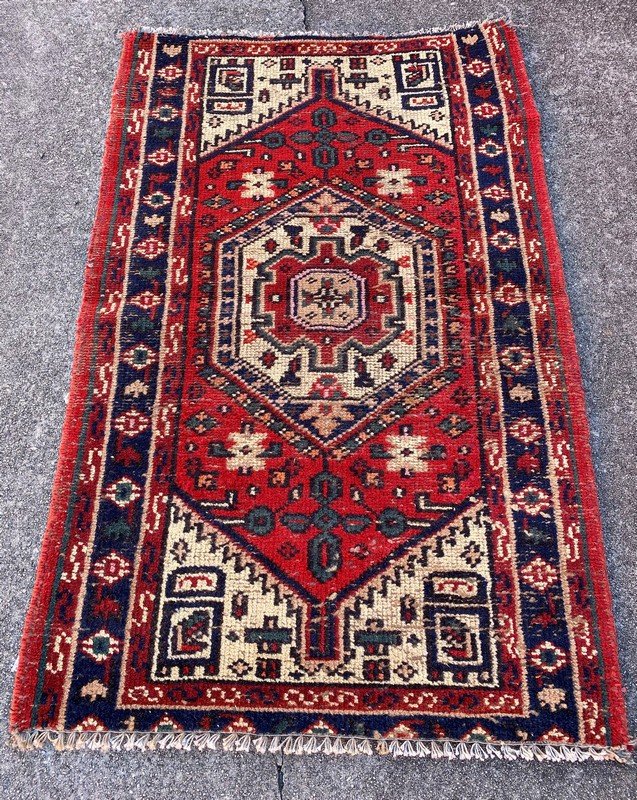 Vintage Persian Medallion Rug 2'9" x 4'4": Size 2'9" x 4'4"----Its a Handmade Vintage Persian Rug, Wool on Cotton, Vegetable Dye, It's in Good Condition, It has been cleaned or it will be cleaned before I ship this Rug. Condition: No Stain, No