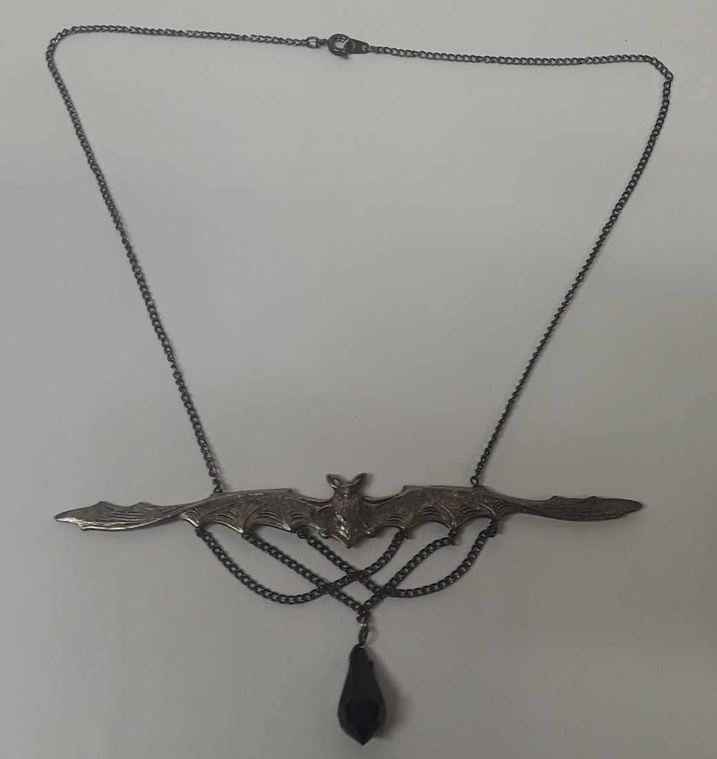 Vintage Gothic Style Flying Bat Necklace: Vintage Gothic Style Flying Bat Necklace