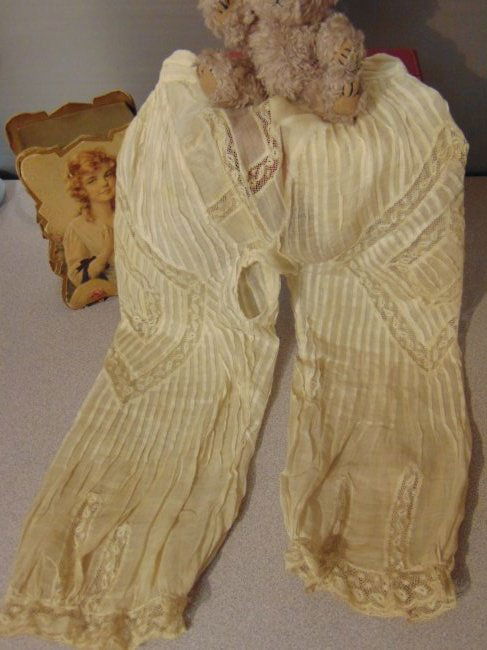 HUGE 19" RARE NEEDLE POINT DESIGN PLATOONS (1 of 6)