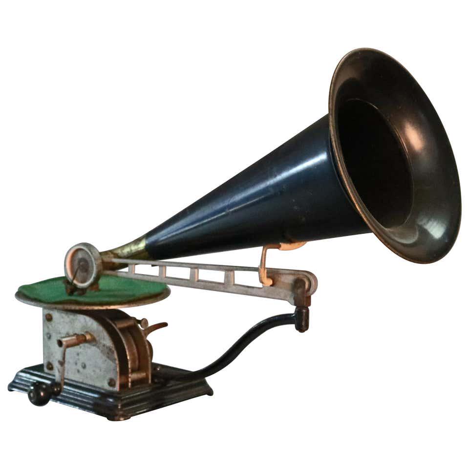 Antique Victor Victrola School Clockwork Phonograph: An antique Victor Victrola School clockwork phonograph music machine includes crank and horn, circa 1890. Measures - 15.25" h x 9.5" w x 20.25" ***IN-HOUSE SHIPPING & DELIVERY QUICK QUOTES AVAILABLE U