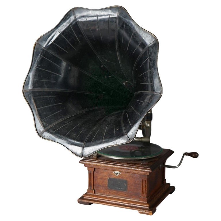 Antique Victor Victrola Oak Disc Phonograph with Exterior Horn, Working, c 1915: An antique Victor Victrola disc phonograph offers quarter sawn oak footed case with reeded columns, exterior tulip form horn and maker label as photographed; in very good working condition; circa 1915