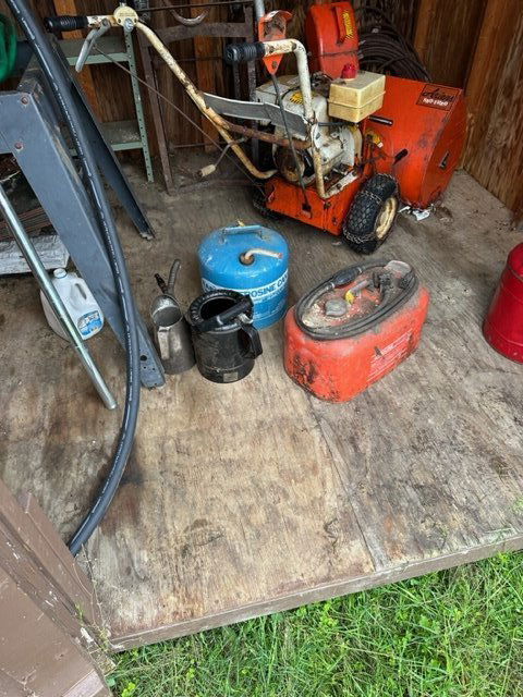 Snow Blower & Misc Items: Snow Blower & Misc Items.....NOTE - THIS LOT IS OFFSITE - NOT AVAILABLE FOR PREVIEW - RETRIEVAL WINDOW RESTRICTED TO TUESDAY & WEDNESDAY (AUG 29 & 30) 12-4PM - ADDRESS PROVIDED UPON PURCHASE.....FOR I