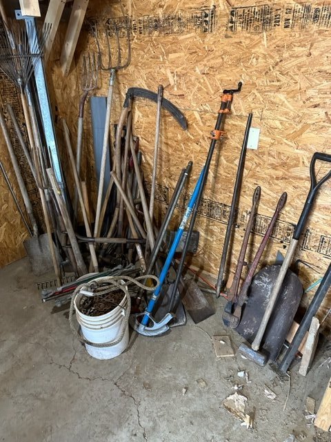Assorted Garden Hand Tools & Chains: Assorted Garden Hand Tools & Chains....NOTE - THIS LOT IS OFFSITE - NOT AVAILABLE FOR PREVIEW - RETRIEVAL WINDOW RESTRICTED TO TUESDAY & WEDNESDAY (AUG 29 & 30) 12-4PM - ADDRESS PROVIDED UPON PURCHASE