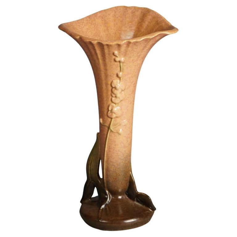 Roseville Wincraft Art Pottery Brown Vase With Ixia Pattern C1937: Roseville Wincraft Art Pottery Brown Vase with Ixia Pattern C1937. Measures - 12.25"h x 7"w x 5"d. *** OPTIONAL SHIPPING & DELIVERY - While onsite retrieval is always welcome at no charge, we offer IN