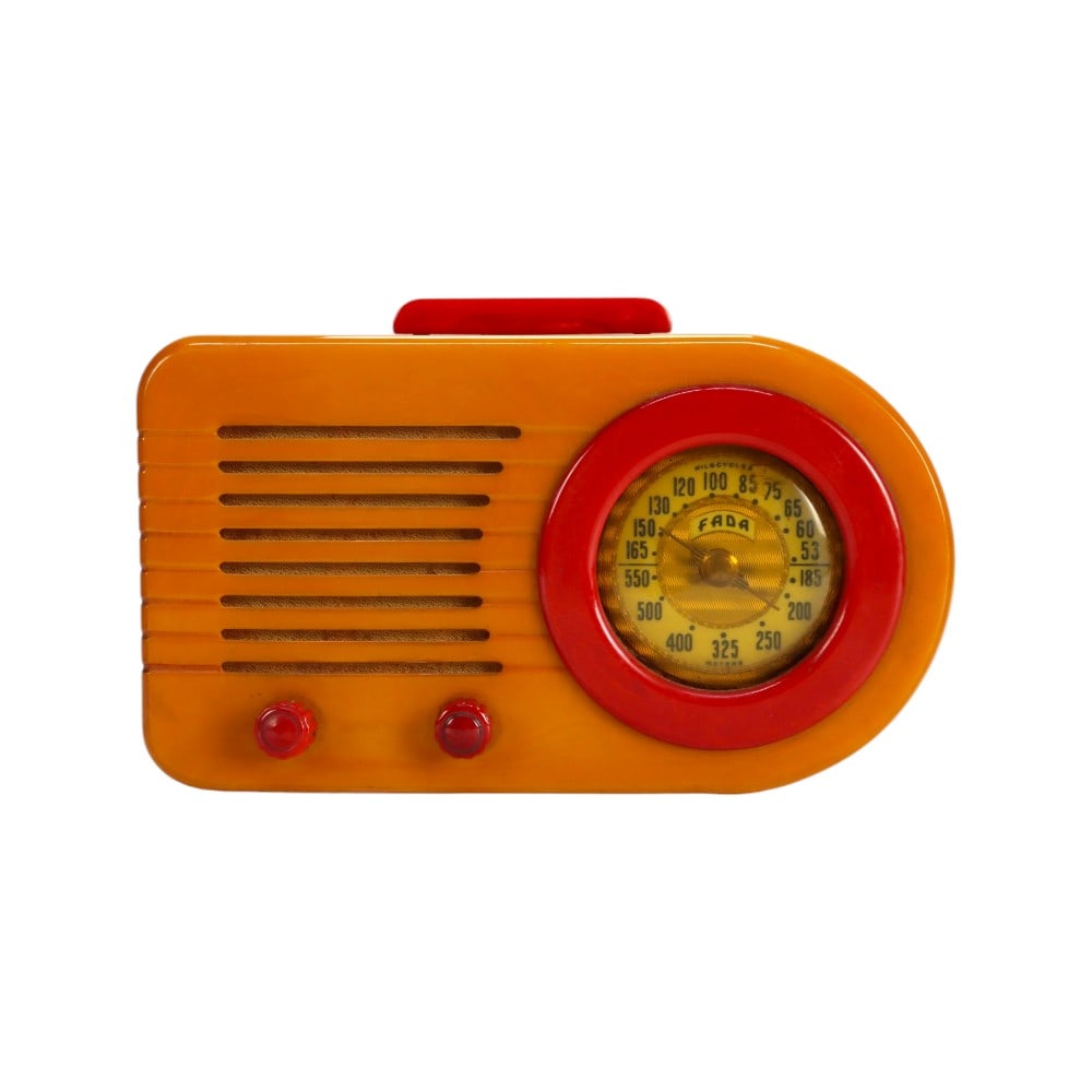 Vintage Fada Model 1000 Art Deco “Bullet” Catalin Radio C1945: This is a vintage Fada Model 1000 "Bullet" radio, emblematic of the Art Deco period. Crafted from Catalin, a thermosetting plastic known for its vibrant, marbelized colors, this radio features an eye-