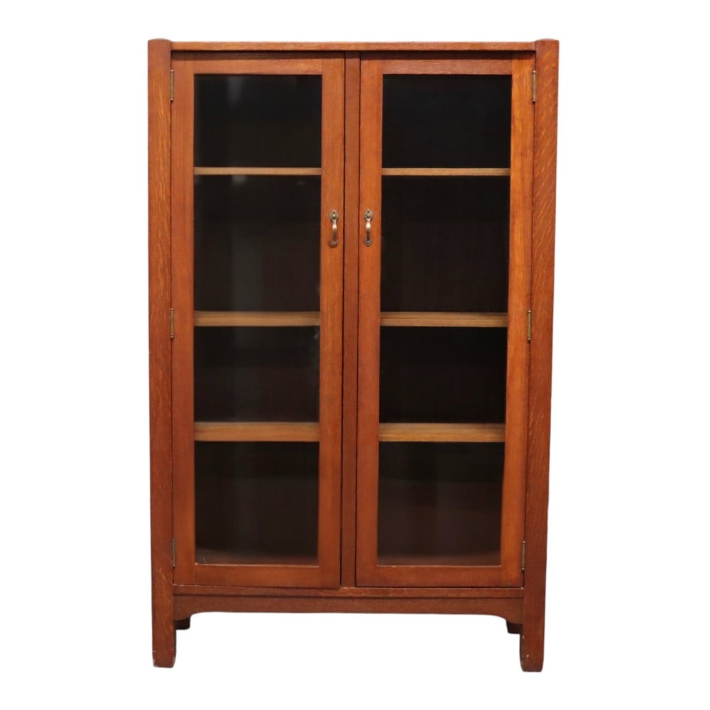 Stickley Brothers Arts & Crafts Oak 2-Door Bookcase C1920: This is an antique Stickley Brothers Arts & Crafts oak bookcase, dating to approximately 1920. The bookcase features a robust construction typical of the Arts & Crafts movement, crafted from solid oak