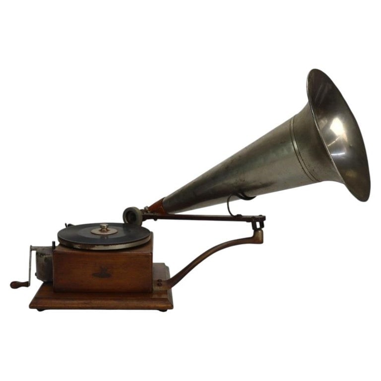 French Compagnie Française Du Gramophone Early Berliner Oak Hand Crank & Disc: An antique French hand-crank early Berliner gramophone, circa 1900, featuring an external horn and housed within an oak case. The gramophone is signed with the mark of Compagnie Française Du Gramopho