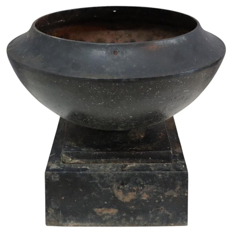 Fiske Form Cast Iron Garden Urn C1900: An antique cast iron garden urn, created in the manner of Fiske and dating to circa 1900. This robust piece features a classic bowl-shaped planter top, designed for horticultural display, resting upon