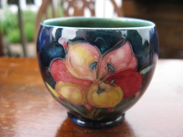 MOORCROFT FOOTED BOWL: MOORCROFT FOOTED BOWL, 3 3/4" H. GOOD CONDITION