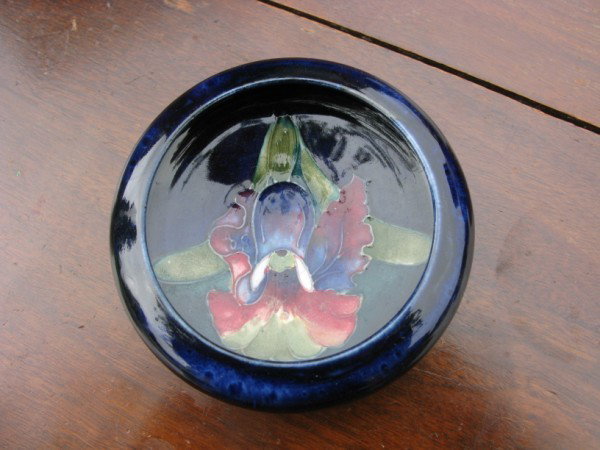 MOORCROFT "ORCHID" BOWL: MOORCROFT LIPPED SHALLOW BOWL, SLIGHT CHIPS TO BASE, "ORCHID" PATTERN, 4 1/4" W. GOOD CONDITION