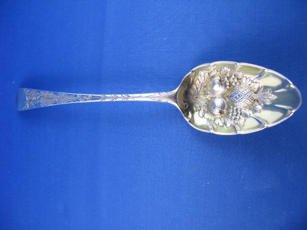 STERLING BERRY SPOON, LONDON : STERLING BERRY SPOON, LONDON 1827, MAKER T.W., 2.3 OZS. CAMPBELL ESTATE. GOOD CONDITION