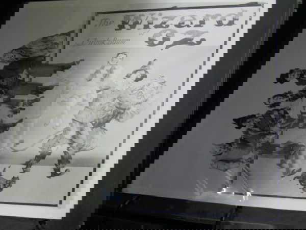 ALBUM OF ENTERTAINMENT CELEBRITIES: ALBUM OF ENTERTAINMENT CELEBRITIES, SOME WITH AUTOGRAPHS, JACK LEMON, JAMES MASON, DUSTIN HOFFMAN, WIZARD OF OZ, SOME BOXERS, PLUS OTHERS. FAIR CONDITION