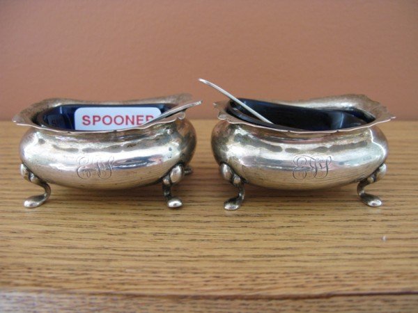PAIR OF LONDON STERLING MASTER SALTS: PAIR OF LONDON STERLING MASTER SALTS, WITH BLUE LINERS & SPOONS. GOOD CONDITION