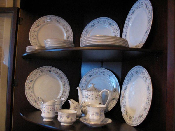PARAGON HORABELLA PATTERN DINNER SERVICE: PARAGON HORABELLA PATTERN DINNER SERVICE FOR SIX INCLUDING SIX DINNER PLATES, SIX LUNCHEON PLATES, SIX TEA PLATES, TEAPOT, CREAM AND SUGAR, GRAVY BOAT AND SIX CUPS AND SAUCERS