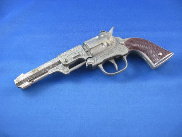 VINTAGE COYOTE TOY CAP GUNS: VINTAGE "COYOTE" TOY CAP GUNS AND HOLSTER, GUNS IN WORKING ORDER, 9" L